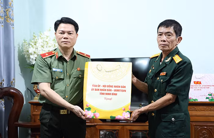 Thiếu tướng Nguyễn Hữu Mạnh. Giám đốc Công an tỉnh thăm, tặng quà gia đình chính sách, người có công với cách mạng&nbsp; -0