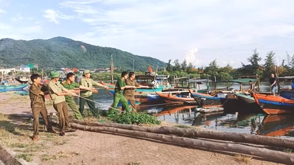 Hà Tĩnh “chi nóng” 100 triệu đồng cho các xã, phường để phòng chống bão số 5