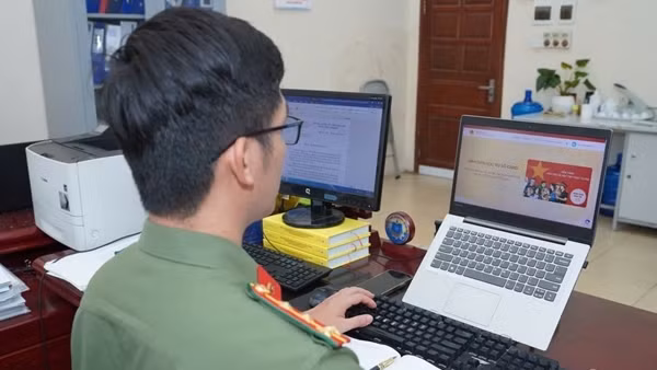 CAND gương mẫu đi đầu lan tỏa phong trào “Bình dân học vụ số”