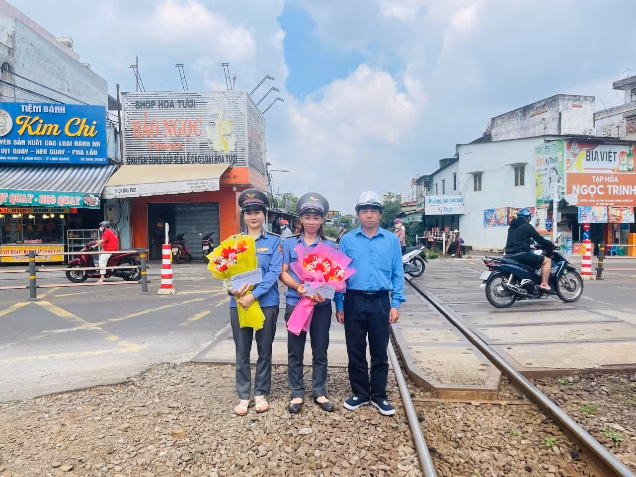 Thanh niên cố tình phóng xe máy vượt đường ngang thoát nạn nhờ sự nhanh trí của 2 nữ nhân viên gác chắn -0