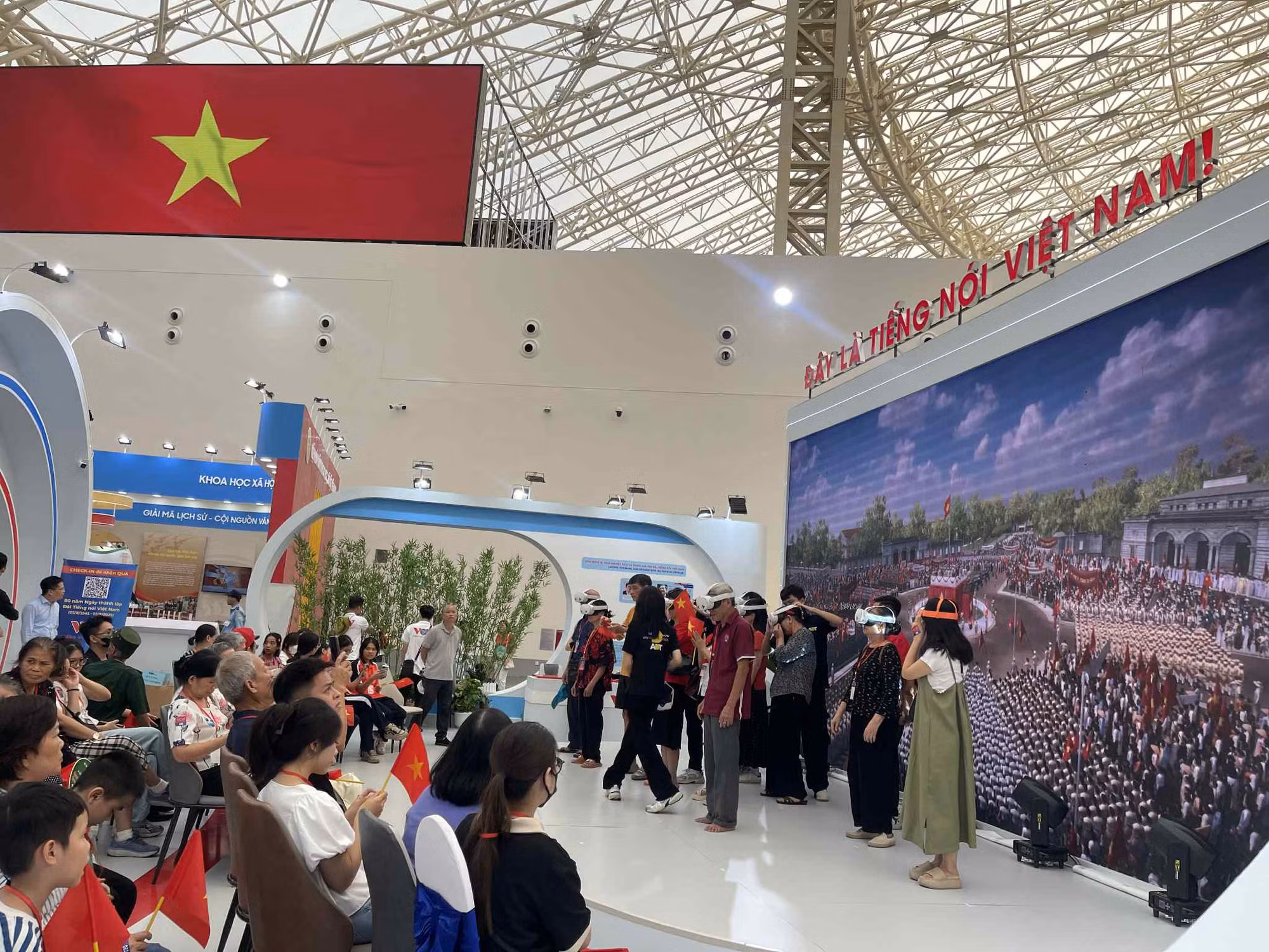 Du khách hào hứng trải nghiệm tại các gian hàng trưng bày -0