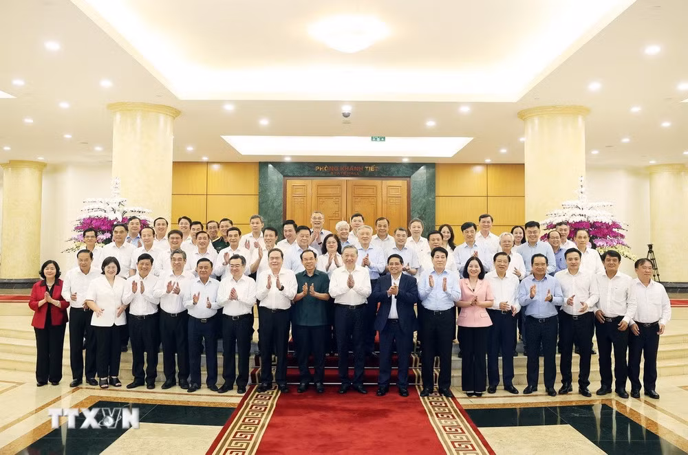 Bộ Chính trị cho ý kiến về công tác chuẩn bị Đại hội Đảng bộ thành phố Hà Nội và TP Hồ Chí Minh -0