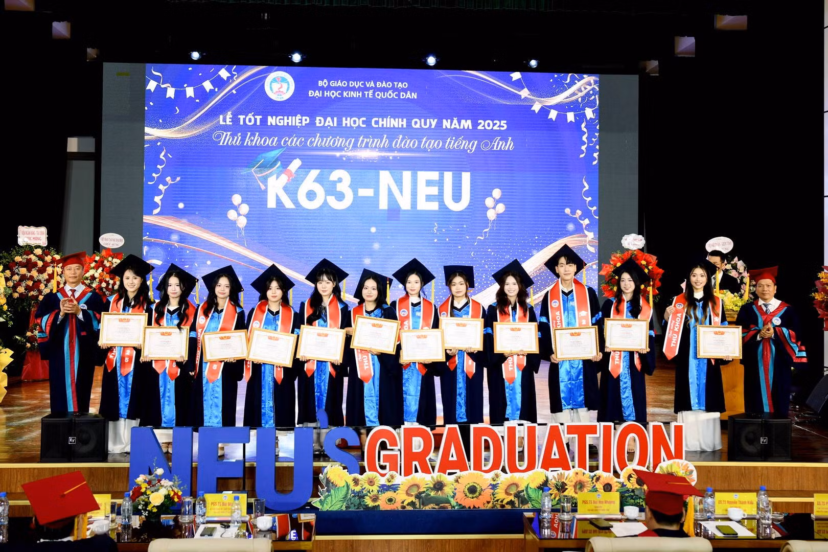 Đại học Kinh tế Quốc dân trao bằng tốt nghiệp cho 4.612 tân cử nhân -0