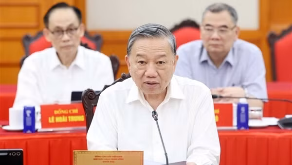 Bộ Chính trị cho ý kiến về công tác chuẩn bị Đại hội Đảng bộ Hà Nội và TP Hồ Chí Minh
