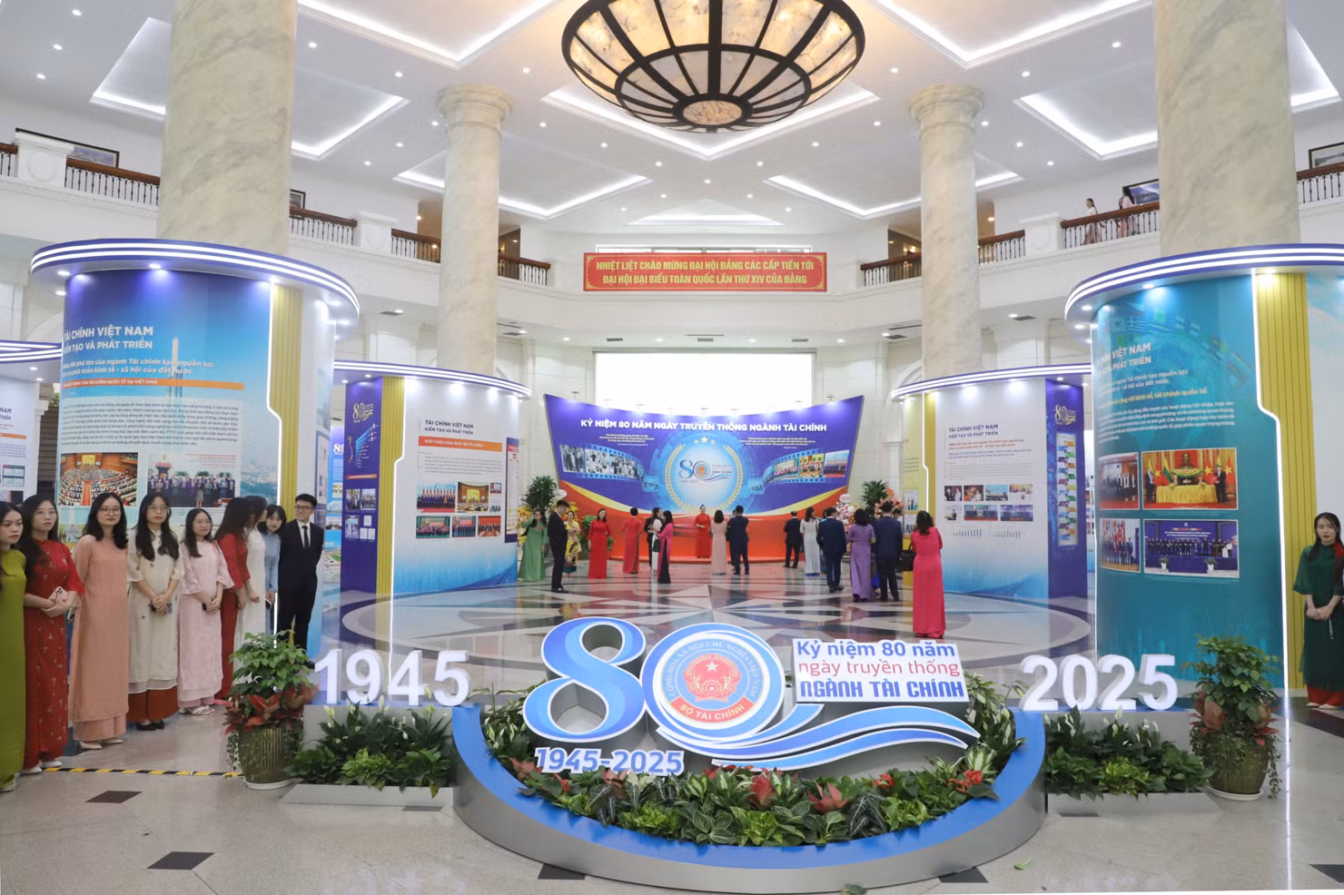 Triển lãm Ngành Tài chính: Từ “thắt lưng buộc bụng” đến rường cột tài chính nước nhà -0