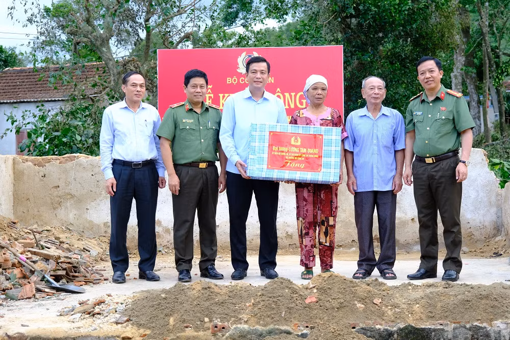 trao quà bộ trưởng bộ công an cho bà lộc.jpg -0