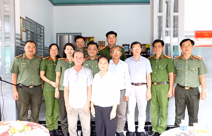 Công an tỉnh Tây Ninh tặng quà người dân, học sinh nghèo và trao nhà nghĩa tình đồng đội -0