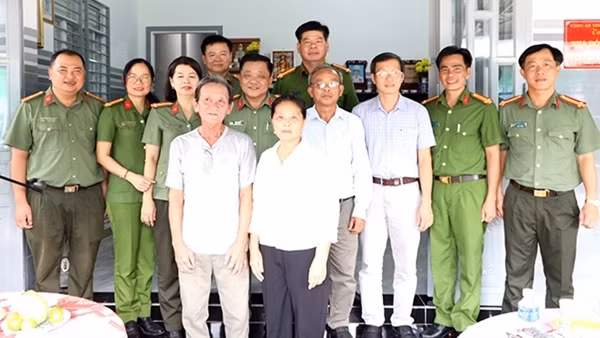 Công an tỉnh Tây Ninh tặng quà người dân, học sinh nghèo và trao nhà nghĩa tình đồng đội