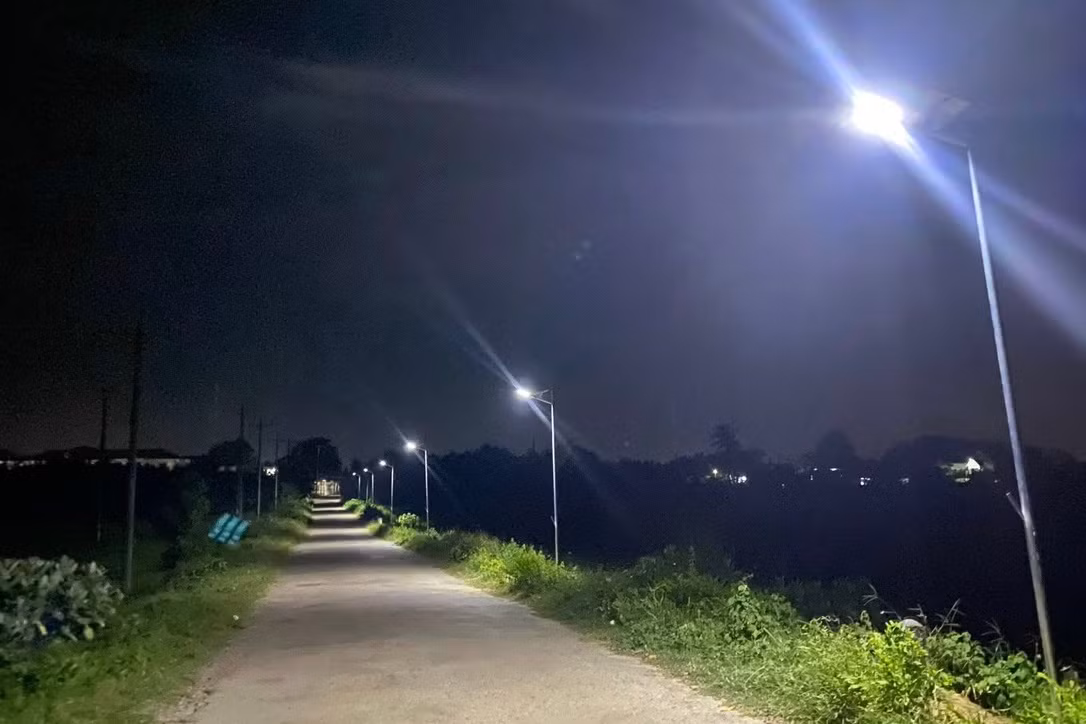 “Ánh sáng xanh” thắp sáng từng bản làng, xóm biển mùa hè -0