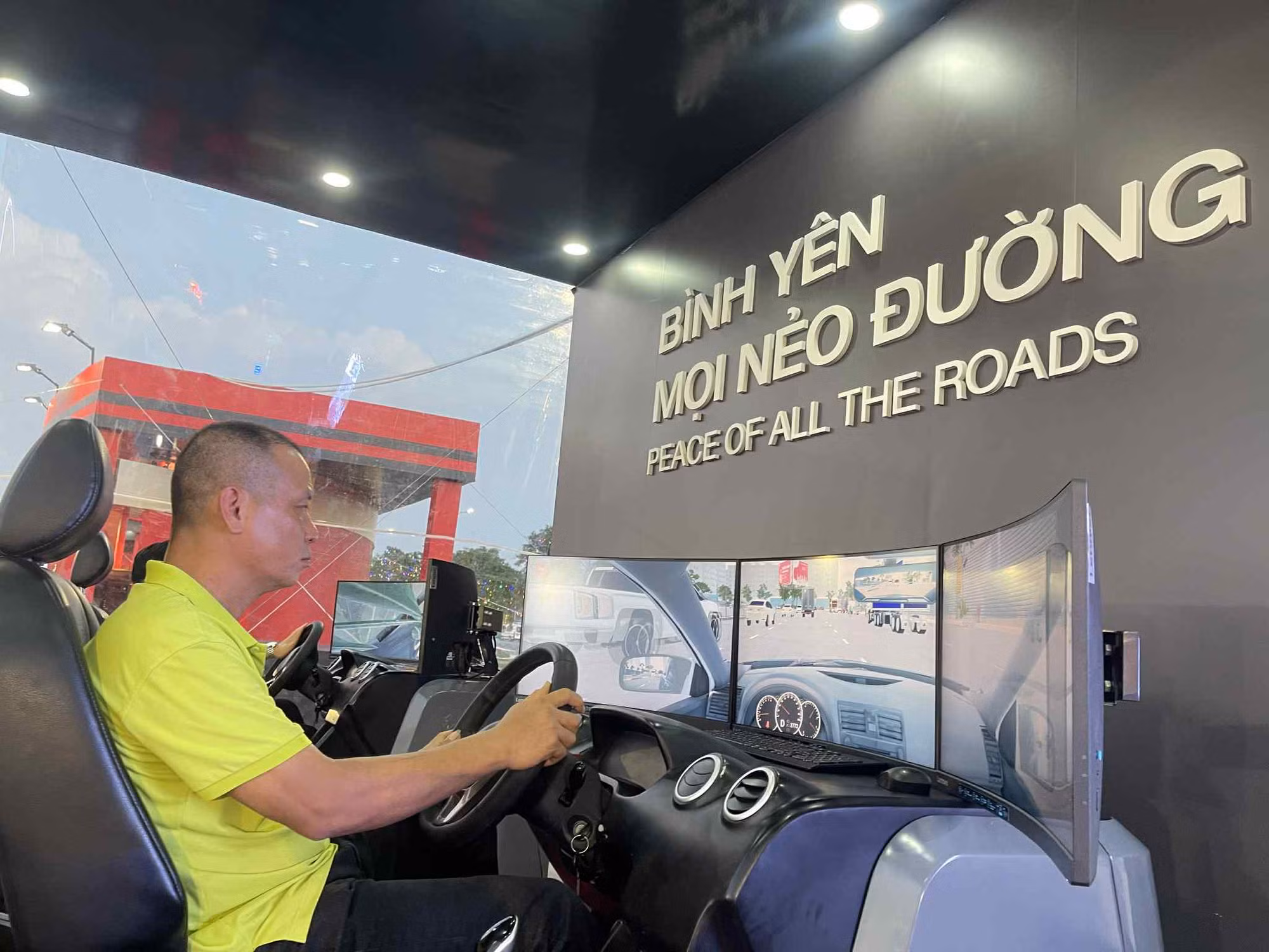 Du khách hào hứng trải nghiệm tại các gian hàng trưng bày -0
