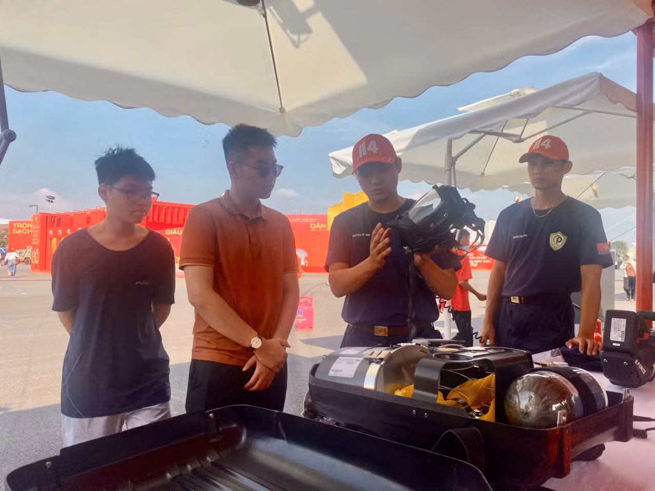 Du khách hào hứng trải nghiệm tại các gian hàng trưng bày -0