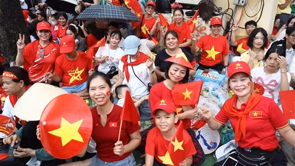 Hà Nội rực rỡ sắc đỏ, người dân háo hức đón xem tổng hợp luyện diễu binh