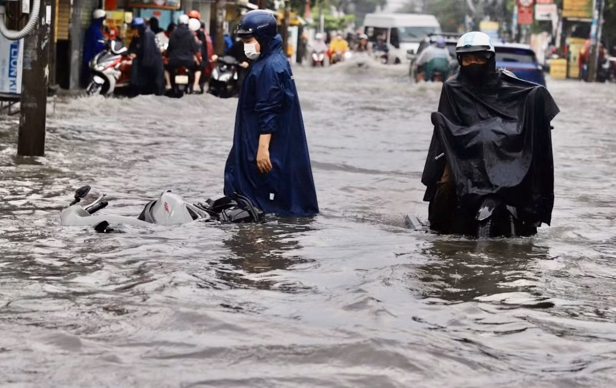 Mưa suốt đêm, nhiều người trễ giờ làm vì đường ngập nước -1