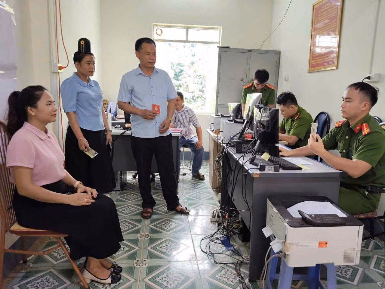Công an tỉnh Sơn La làm thêm giờ, đến tận nhà đảng viên để lập hồ sơ đổi thẻ Đảng -0