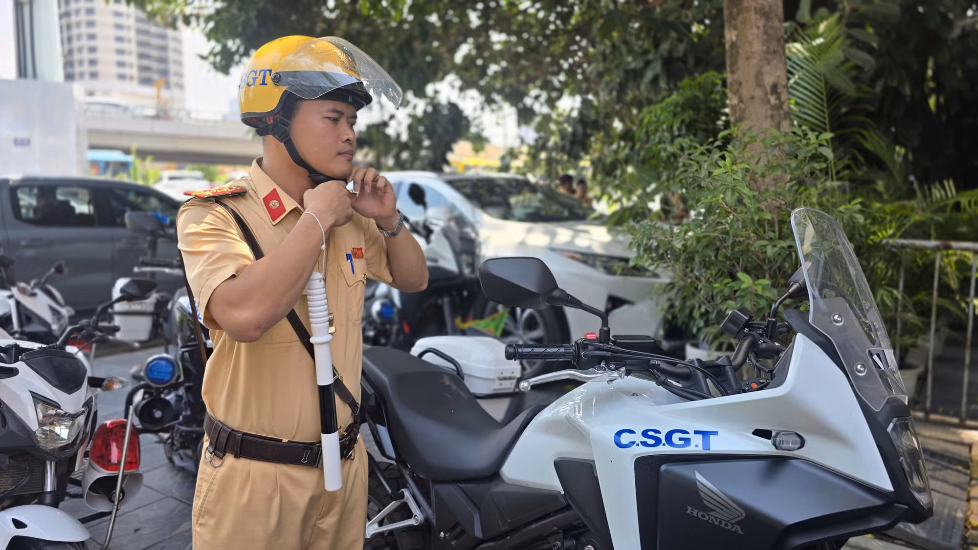 Sắc vàng hội tụ rực rỡ giữa lòng Thủ đô để phục vụ diễu binh, diễu hành -0