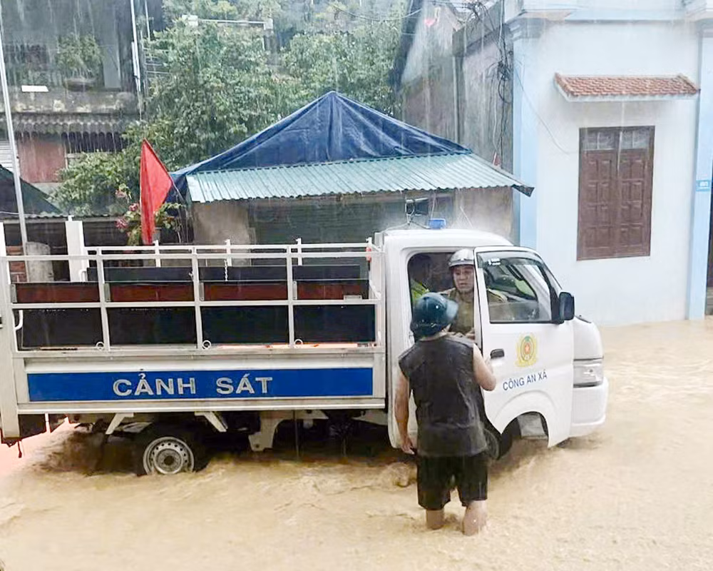 Chủ động kịp thời hỗ trợ, bảo đảm an toàn cho người dân khi lũ dâng cao -1