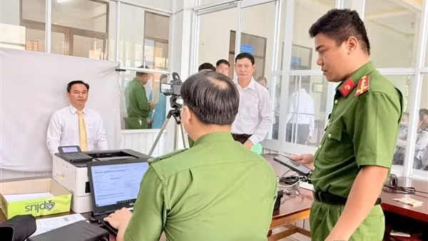 Công an tỉnh Cà Mau ứng dụng công nghệ cấp đổi thẻ đảng viên