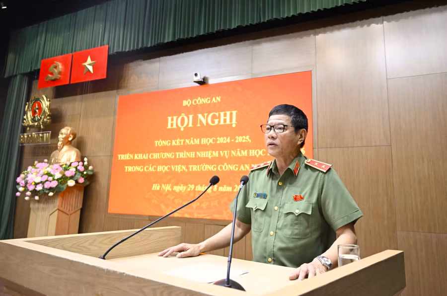 Đổi mới chương trình, giáo trình và tài liệu dạy học&nbsp;phù hợp với mô hình tổ chức mới trong CAND -0
