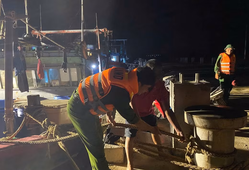 Quảng Trị di dời các hộ dân ở vùng xung yếu ngay trong đêm phòng chống bão -0