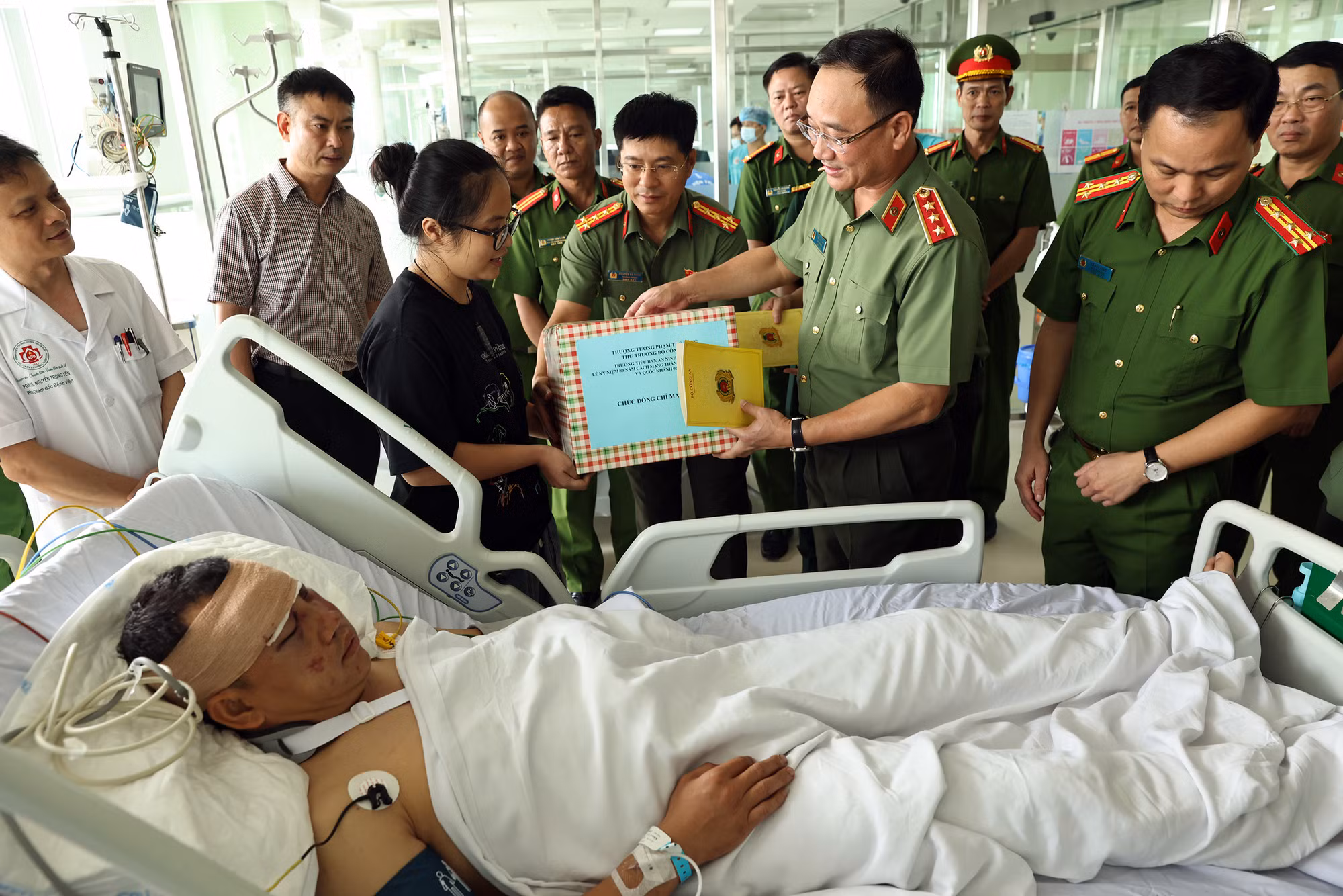 Thứ trưởng Phạm Thế Tùng thăm hỏi, động viên cán bộ Công an bị thương khi làm nhiệm vụ -0