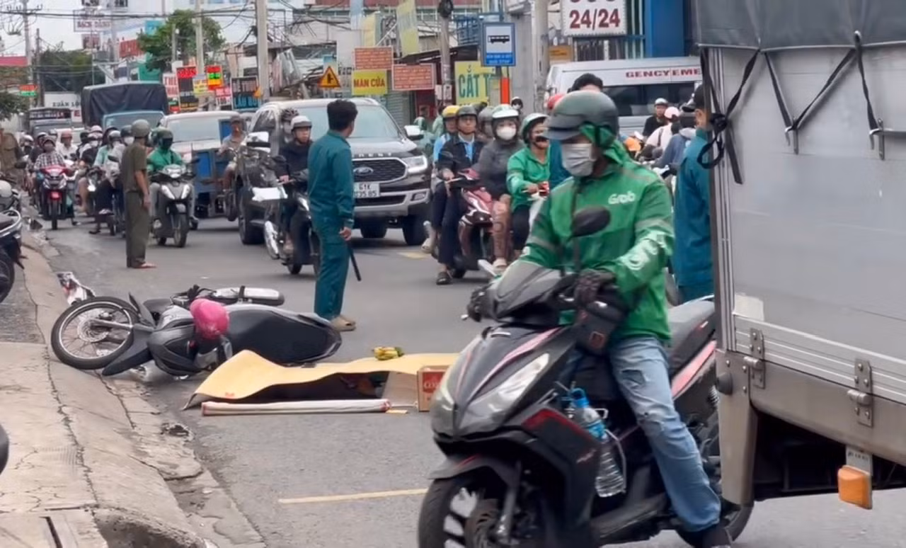 Bị xe tải tông, tài xế xe ôm công nghệ tử vong, khách may mắn thoát nạn -0