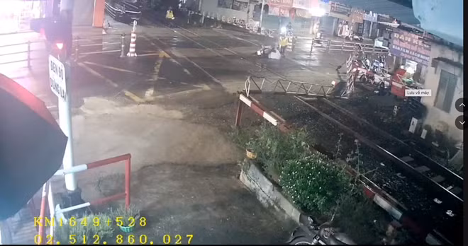Thanh niên cố tình phóng xe máy vượt đường ngang thoát nạn nhờ sự nhanh trí của 2 nữ nhân viên gác chắn -0