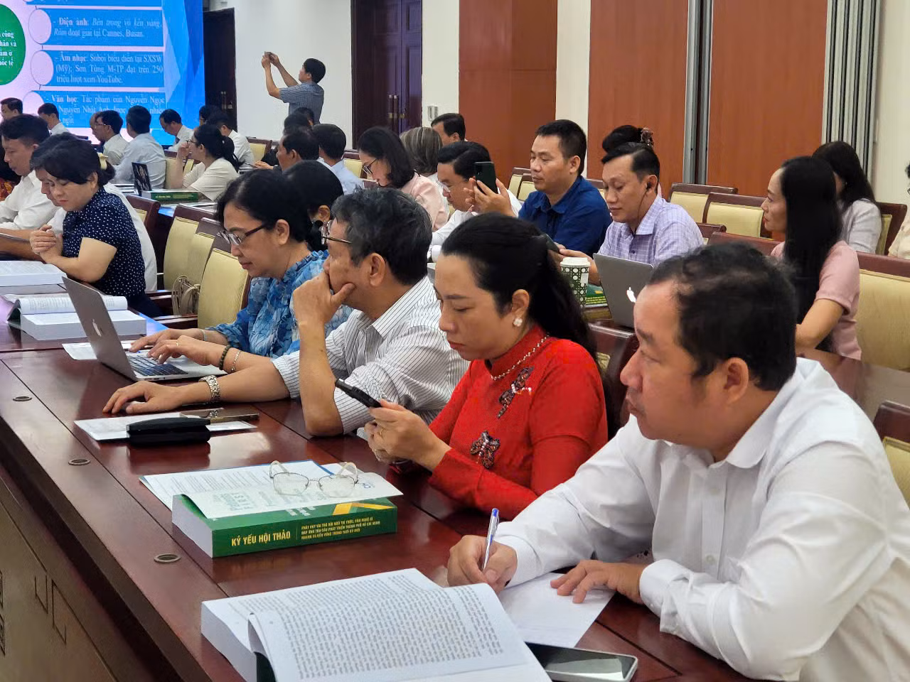 TP Hồ Chí Minh lắng nghe, tiếp thu ý kiến, hiến kế của đội ngũ trí thức, văn nghệ sĩ -2