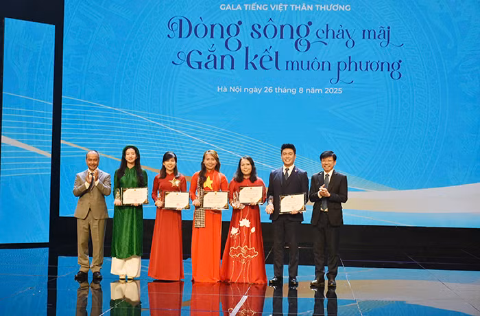 Gala “Tiếng Việt thân thương” và Lễ trao giải Sứ giả tiếng Việt ở nước ngoài năm 2025: Để Dòng sông tiếng Việt chảy mãi -0