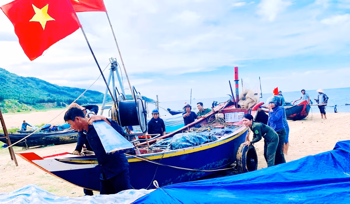 Huy động hàng trăm cán bộ chiến sỹ ứng trực, giúp dân chống bão -0