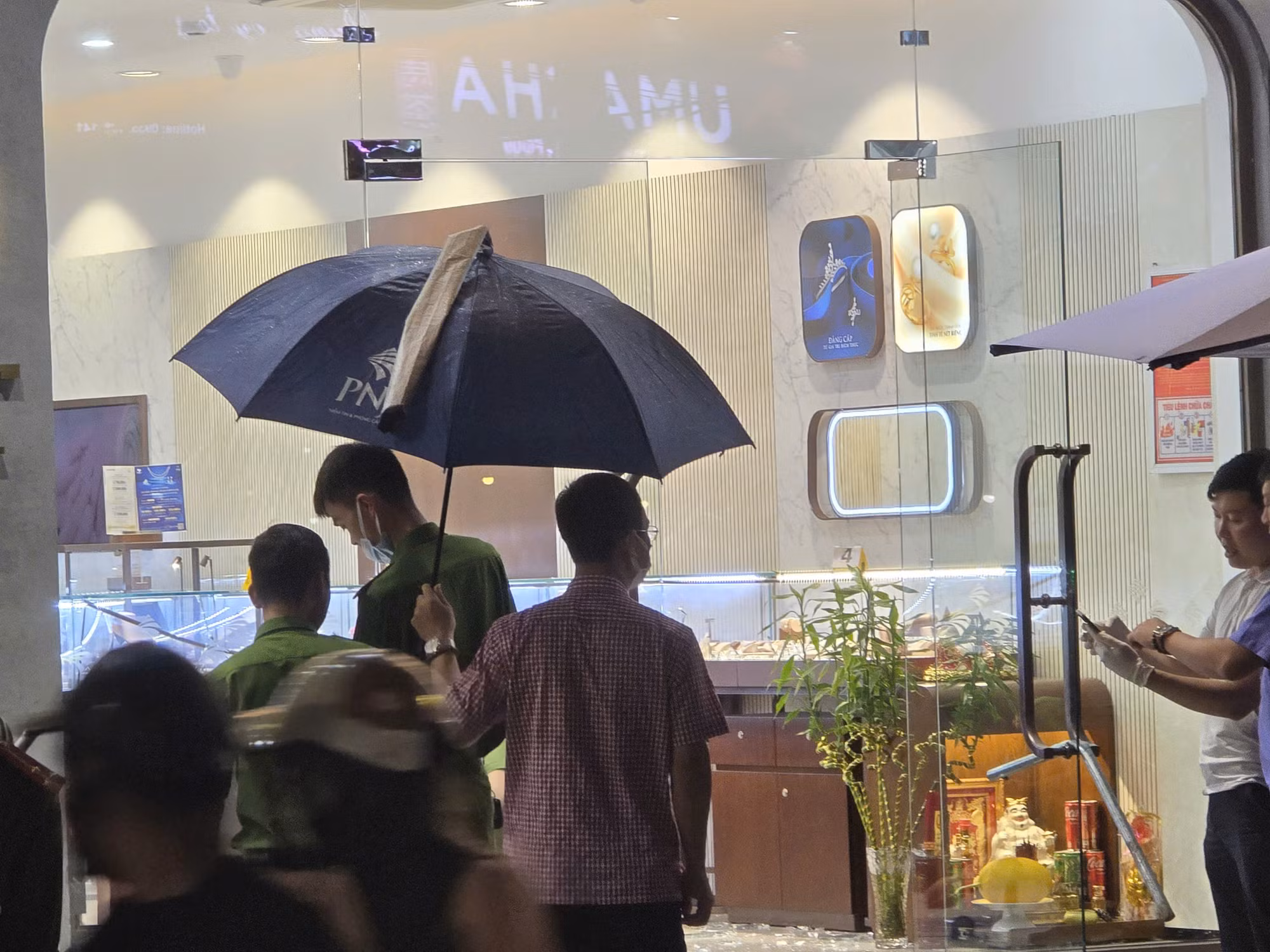Quyết liệt truy tìm đối tượng cướp tại Trung tâm kim hoàn PNJ -0