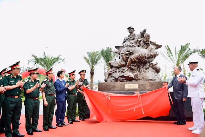 Gắn biển các cụm tượng tri ân chuyên gia quân sự nước ngoài -0