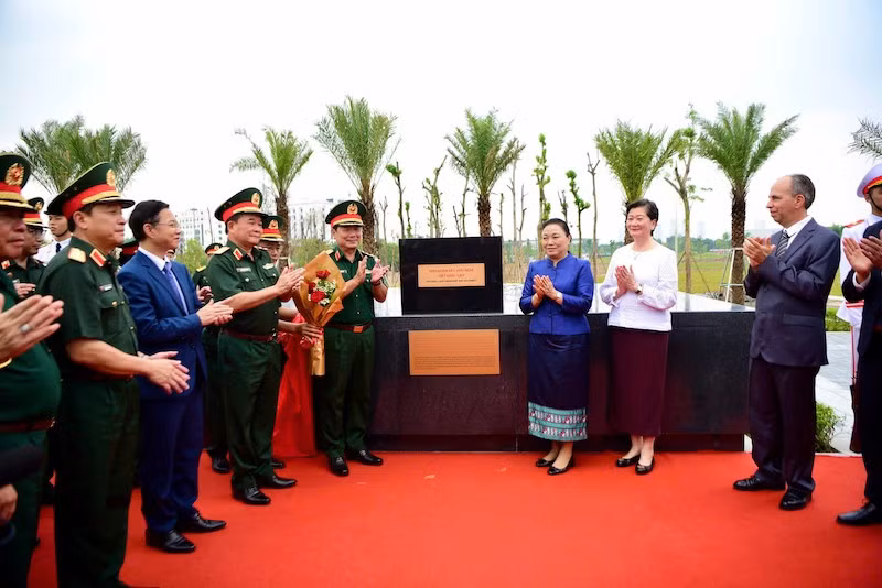 Gắn biển các cụm tượng tri ân chuyên gia quân sự nước ngoài -0