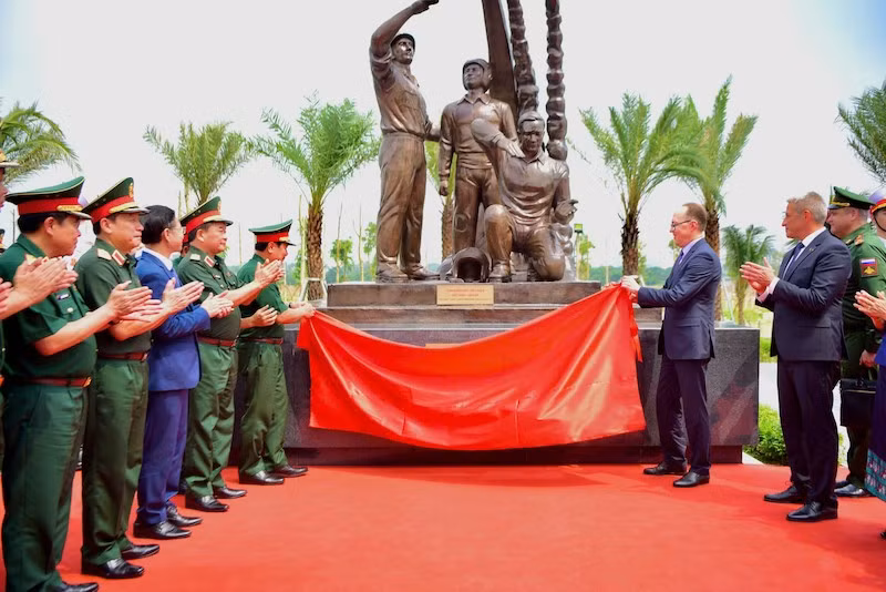 Gắn biển các cụm tượng tri ân chuyên gia quân sự nước ngoài -0