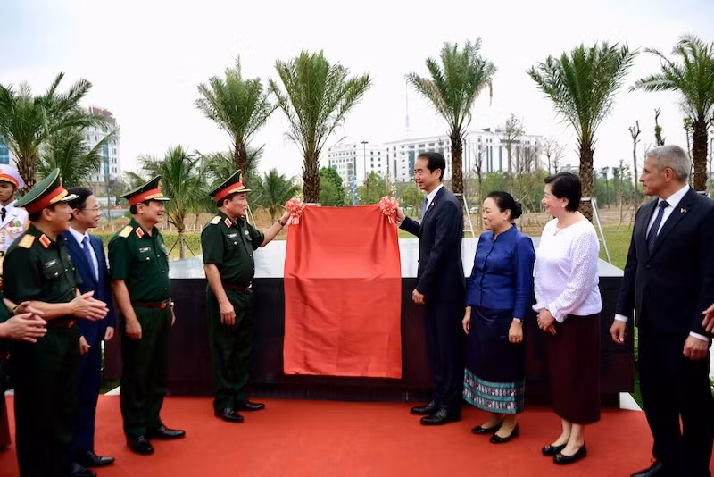 Gắn biển các cụm tượng tri ân chuyên gia quân sự nước ngoài -0