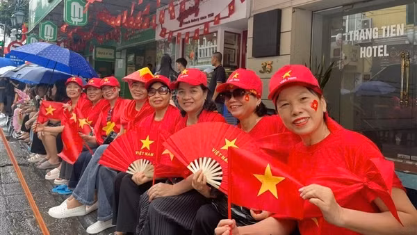 Người dân khắp nơi đổ về Thủ đô mong chờ được chứng kiến những khoảnh khắc đầy tự hào