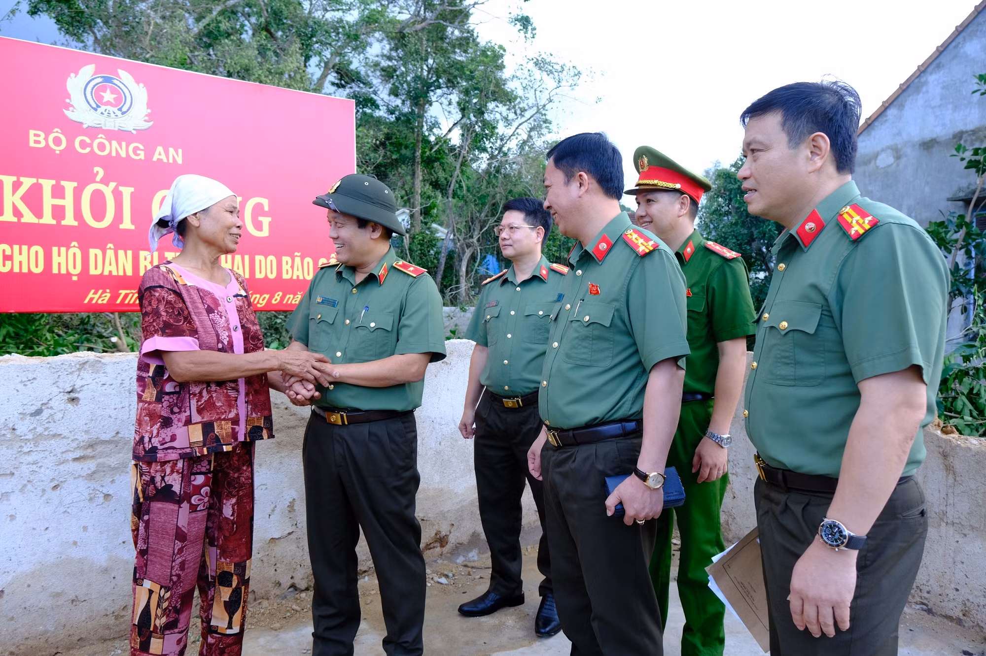 thiếu tướng nguyễn hồng nguyên động viên chia sẽ vất vả khó khăn với bà nguyễn thị lộc.jpg -0