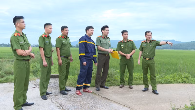 Công an Thanh Hoá xuyên đêm di dời dân chống bão số 5 -0