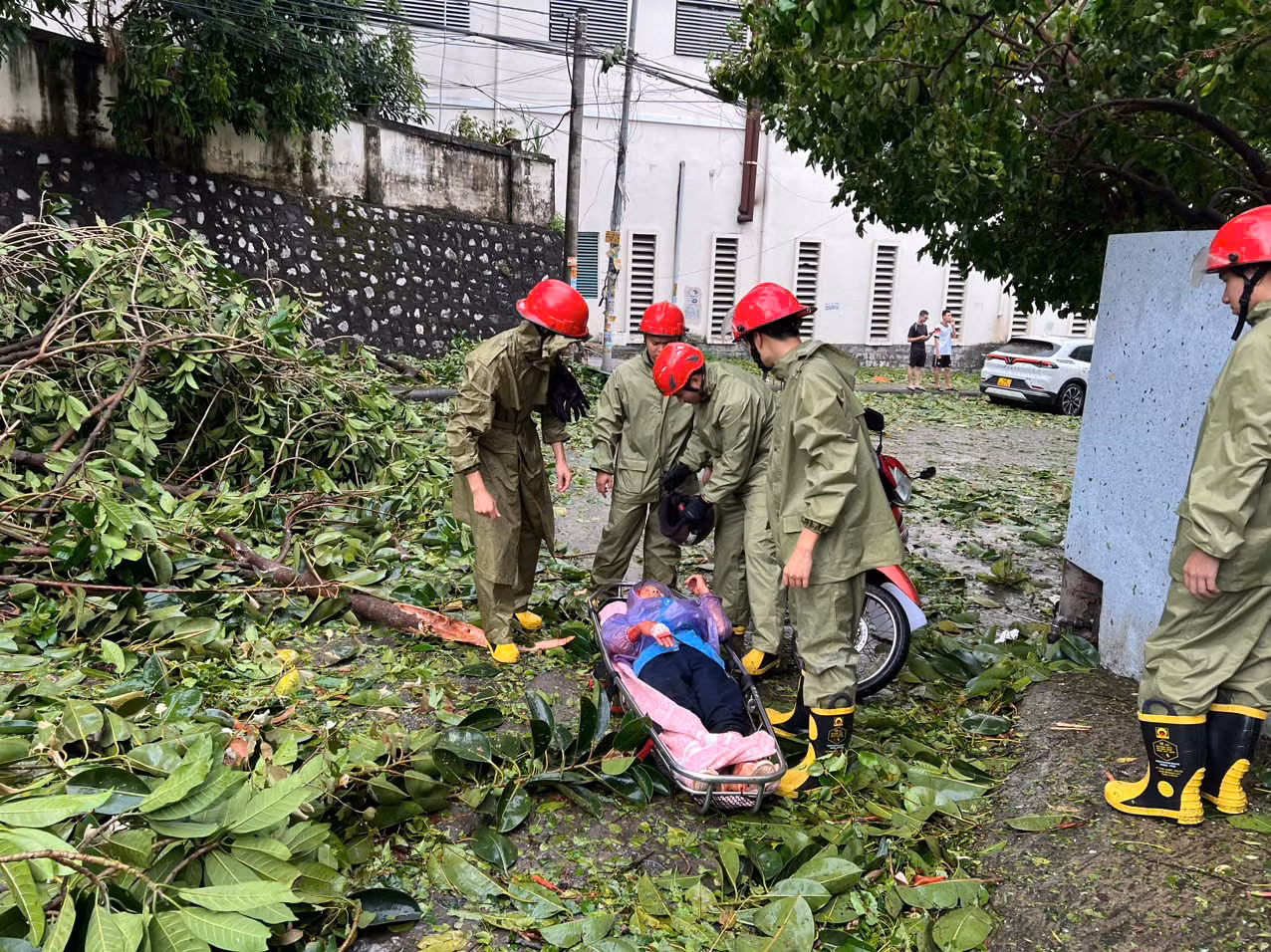 Y tế 12 tỉnh không để gián đoạn cấp cứu trong bão số 5 -0