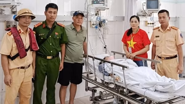 Cảnh sát đường thủy cứu sống người phụ nữ nhảy cầu Bính