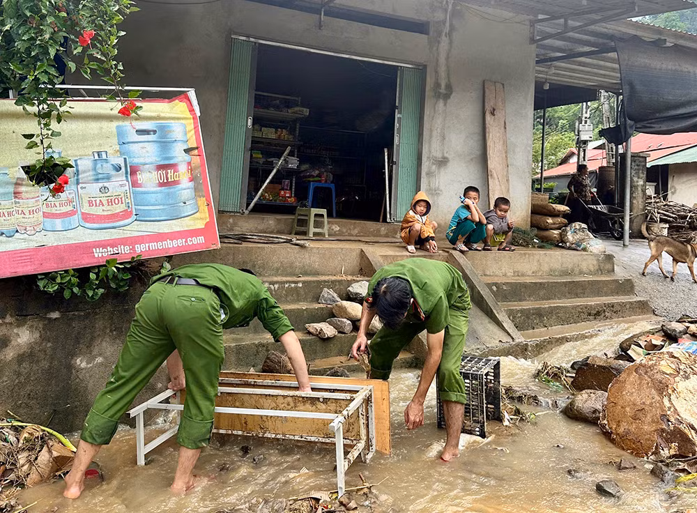 Công an xã&nbsp;tiếp cận và hỗ trợ người dân bị cô lập do bão số 5 -0