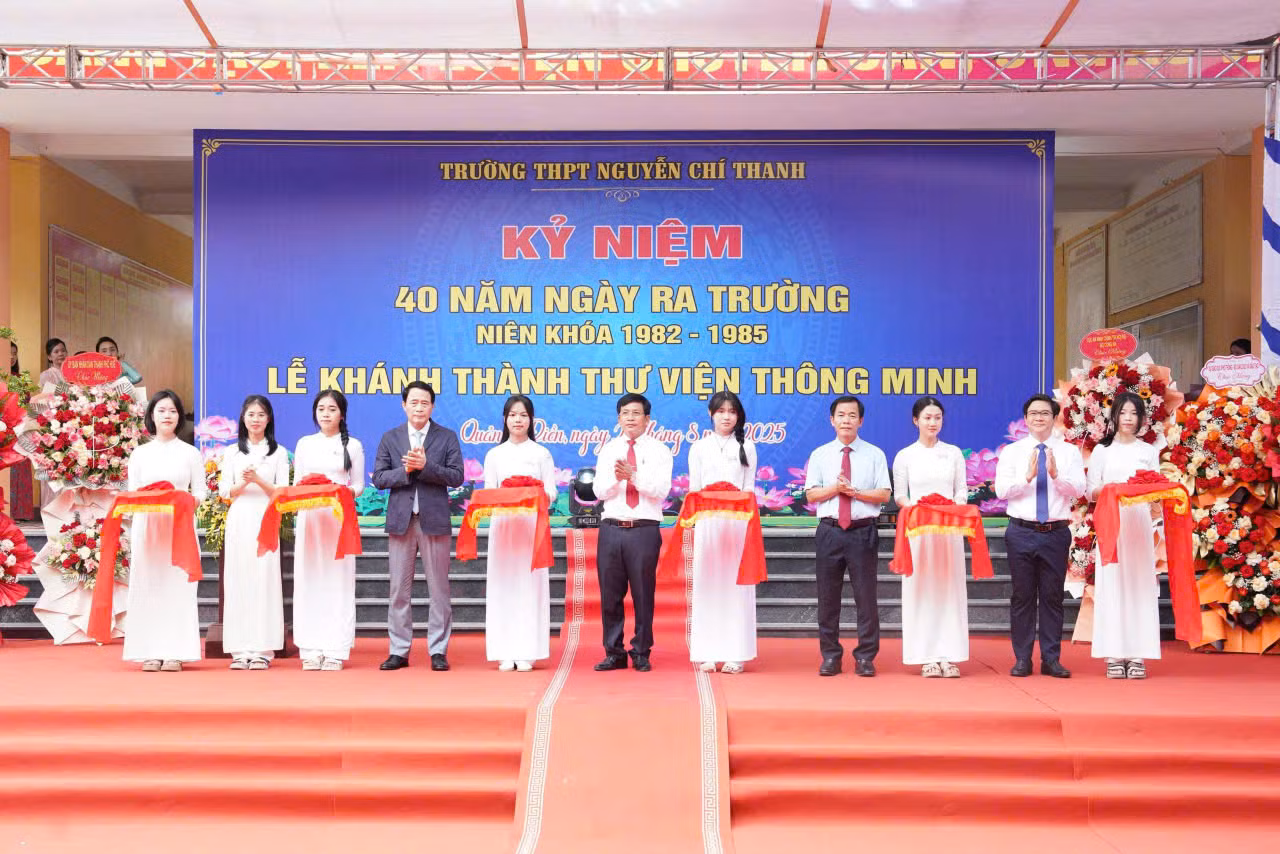 Thứ trưởng Bộ Công an Lê Quốc Hùng dự lễ khánh thành Thư viện thông minh tại trường THPT Nguyễn Chí Thanh -0
