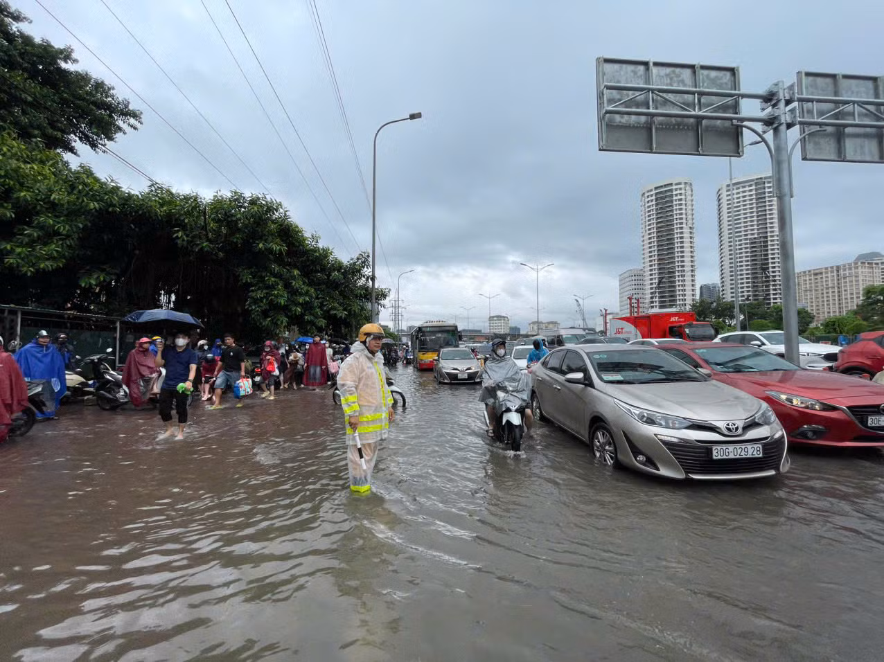 CSGT Thủ đô gồng mình phân luồng, đảm bảo an toàn cho dân trong mưa -0