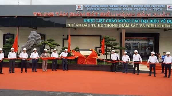 Đảng ủy TKV gắn biển công trình chào mừng Đại hội đại biểu Đảng bộ Chính phủ lần thứ I, nhiệm kỳ 2025 - 2030