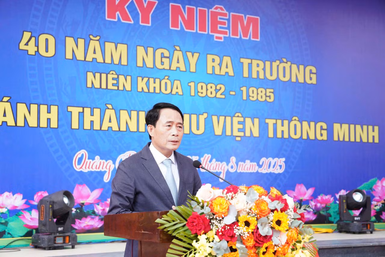 Thứ trưởng Bộ Công an Lê Quốc Hùng dự lễ khánh thành Thư viện thông minh tại trường THPT Nguyễn Chí Thanh -0