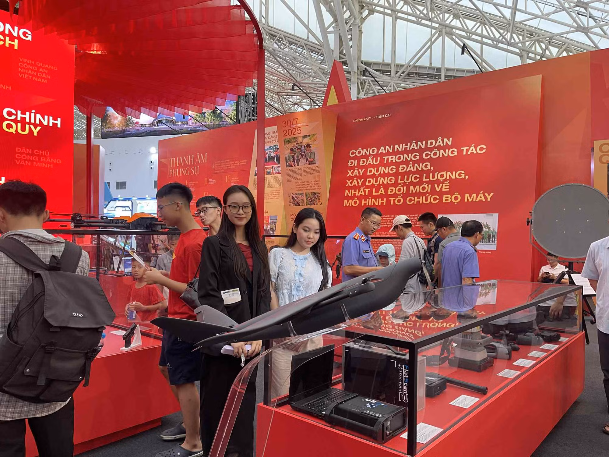Du khách hào hứng trải nghiệm tại các gian hàng trưng bày -0