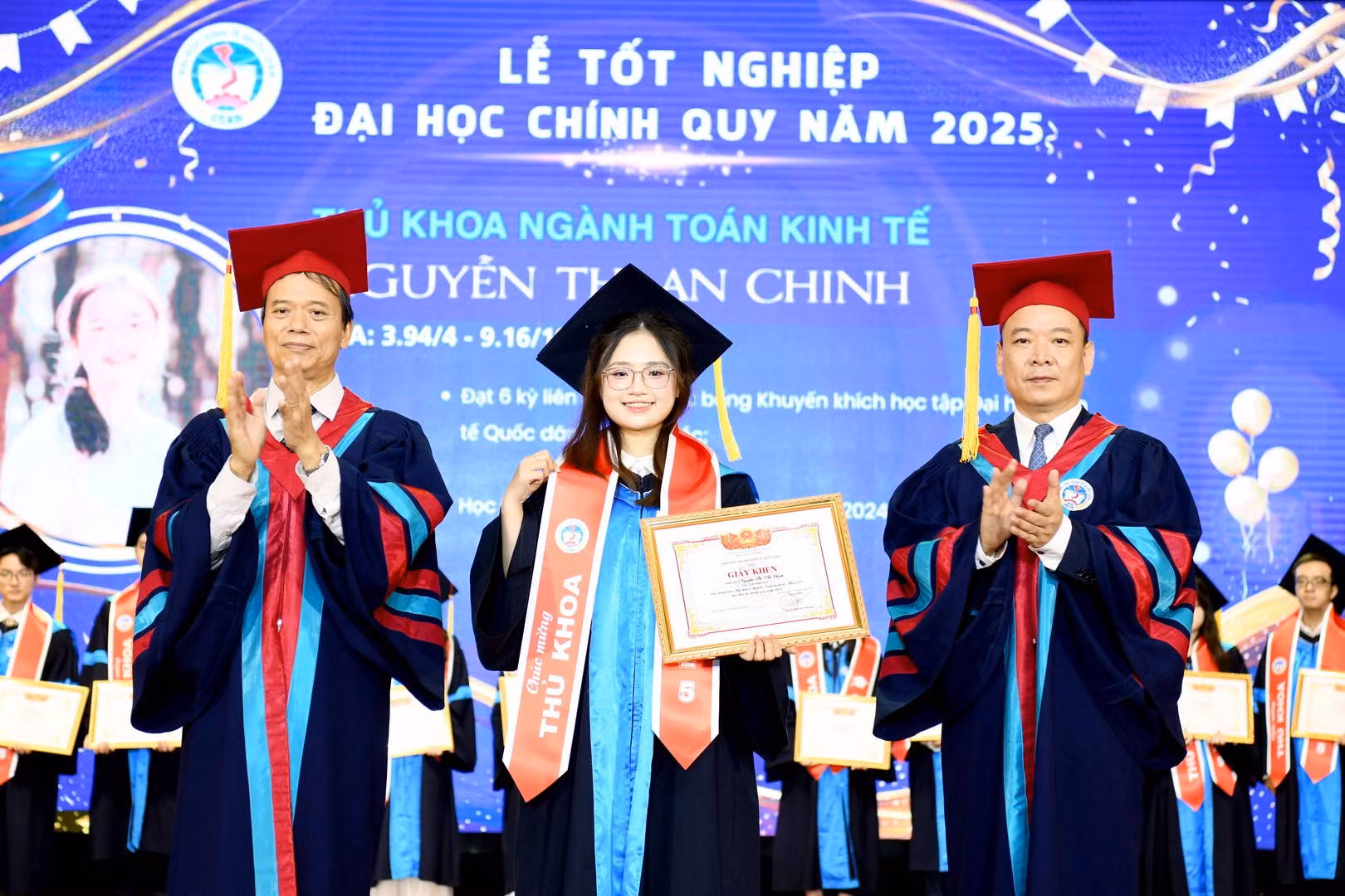 Đại học Kinh tế Quốc dân trao bằng tốt nghiệp cho 4.612 tân cử nhân -0