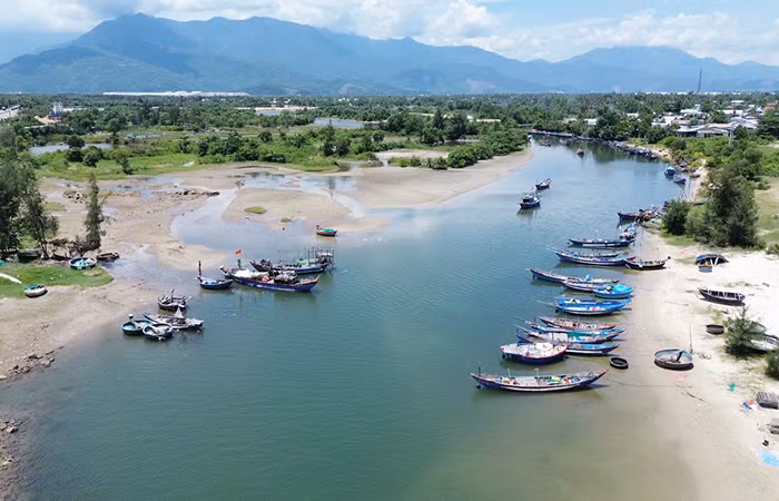 Luồng lạch, khu neo đậu tàu thuyền bị bồi lắng, ngư dân thấp thỏm -0