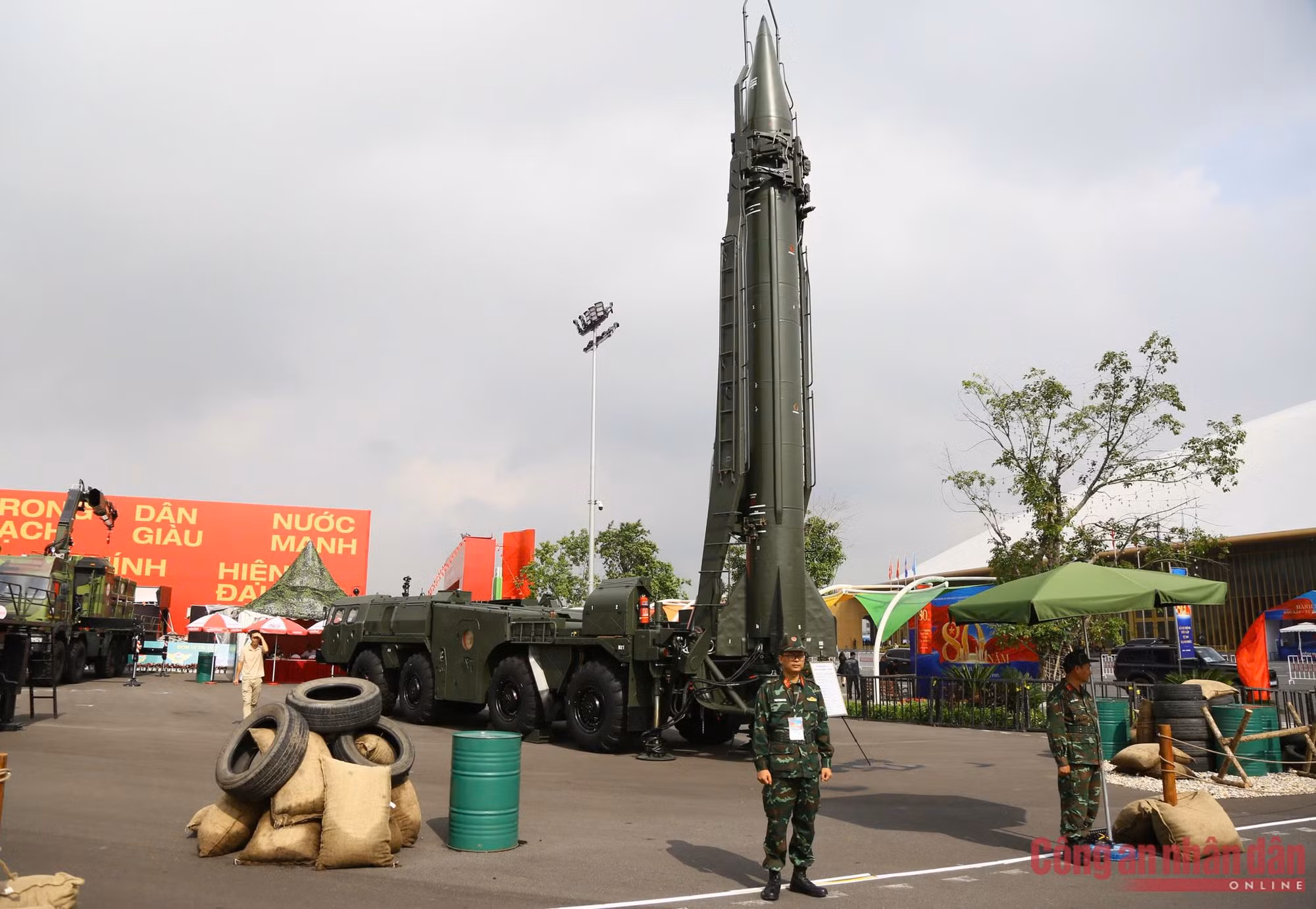 Dàn khí tài, xe chuyên dụng của CAND và QĐND tại Triển lãm Thành tựu đất nước -2