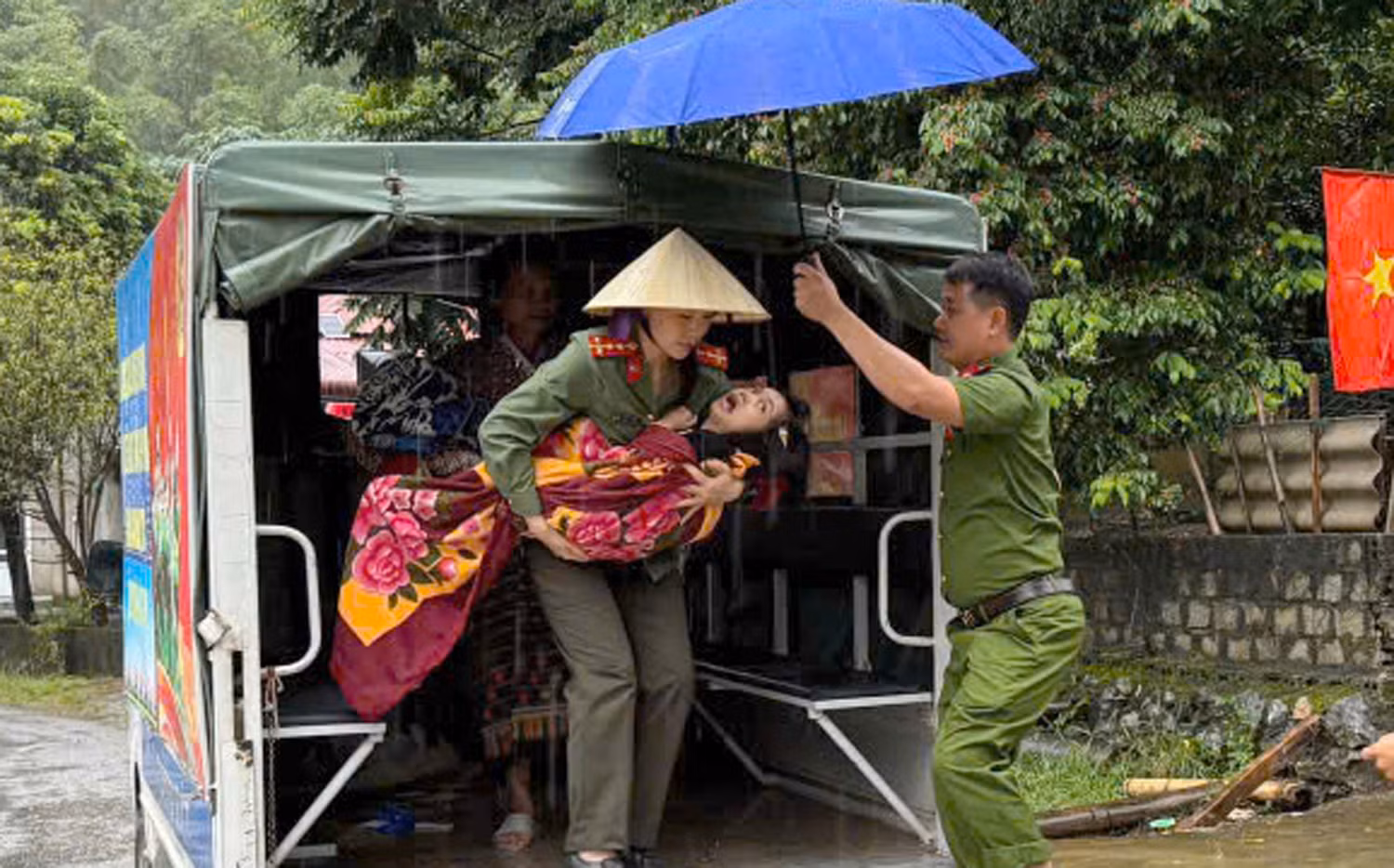 Lũ lớn, báo động trên hàng loạt trên các sông, lực lượng Công an xuyên đêm di dời dân đến nơi an toàn -0