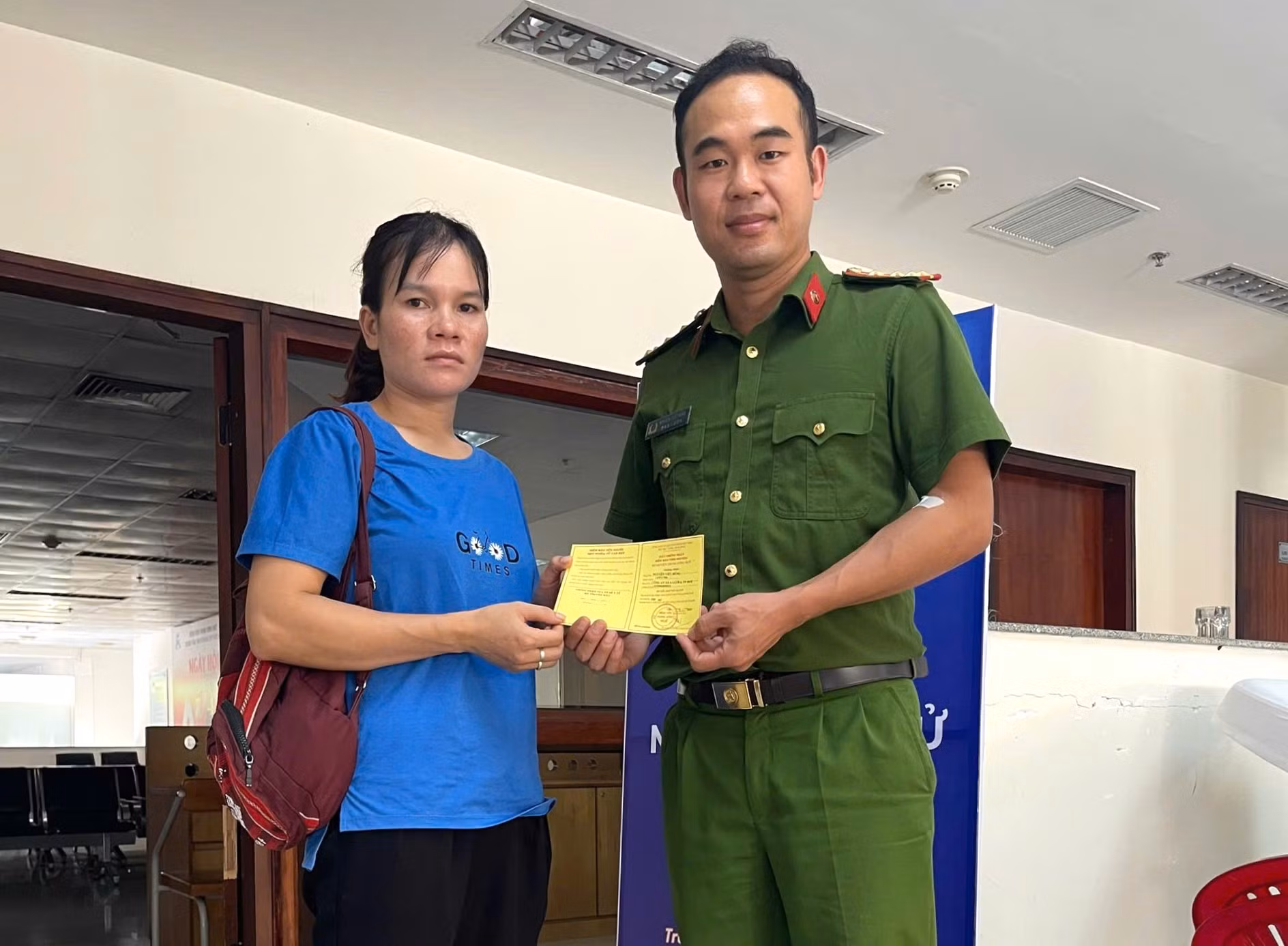 Cán bộ Công an kịp thời hiến máu giúp người đàn ông điều trị bỏng do điện giật -0